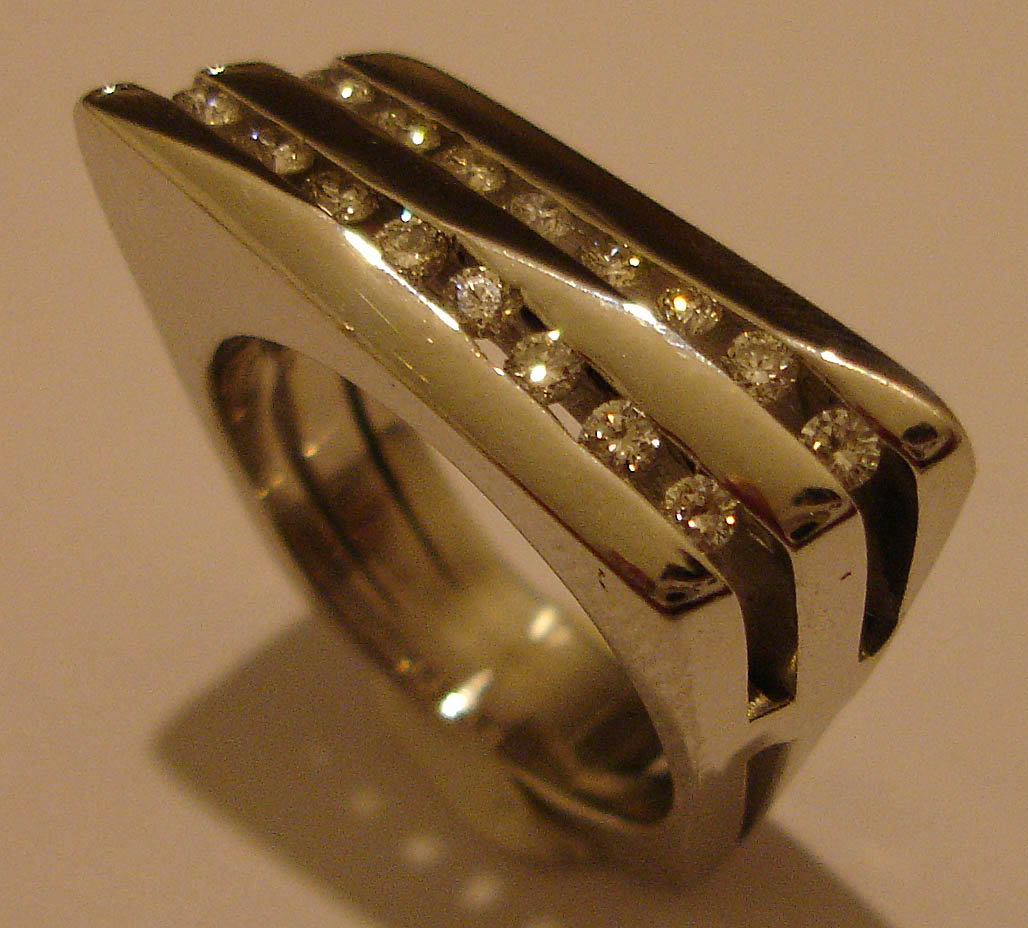 anillo oro blanco y diamantes