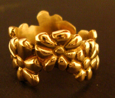 anillo oro amarillo flores